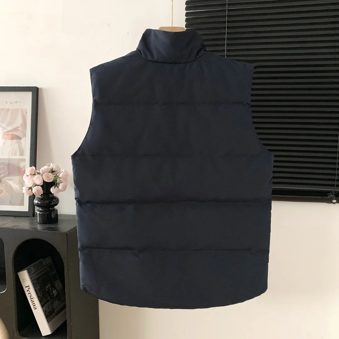 Style number: Y 138 𝑪𝒂𝒏𝒂𝒅𝒂 𝑮𝒐𝒐𝒔𝒆Canada Goose counter level! Canadagoose/Canada Goose New Arrival "2078APPSeries" down vest for men and women Material list: 1⃣ Original custom-made double plain 9500-100% nylon nylon fabric 2⃣ Original YKK zipper, non-sub-factory product 3⃣ National standard 80% white duck down from Guangzhou Inspection, (zp uses 80% white duck down/any boasts of 90% are fake) Material analysis characteristics: 1⃣ Original factory/9500-100% nylon 100% nylon Lurex yarn is actually 100% nylon, which is rarely pure now. Most of them are mixed with cotton thread or polyester. Our top original version is developed in accordance with ZP and uses the same material. 2⃣ As we all know, the original version uses 80% white duck down. The fill power refers to the cubic inches of volume occupied by each ounce (30 grams) of down under certain conditions. If the space occupied by one ounce of down is cubic inches, the fill power of the down is called . So we can simply understand it as: fill power is the volume of down, and the volume of down is fill power. The higher the fill power of down, it means that under the same filling amount, down can fix a larger volume of air layer to keep warm and insulate, so the warmth retention of down is better. Size:XS-2XL Color: Navy Blue Beige Gray Black Red Label Black Black Label